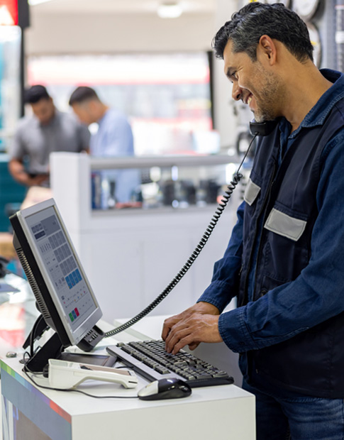 Agero Tow To Shop Manager on phone with Customer