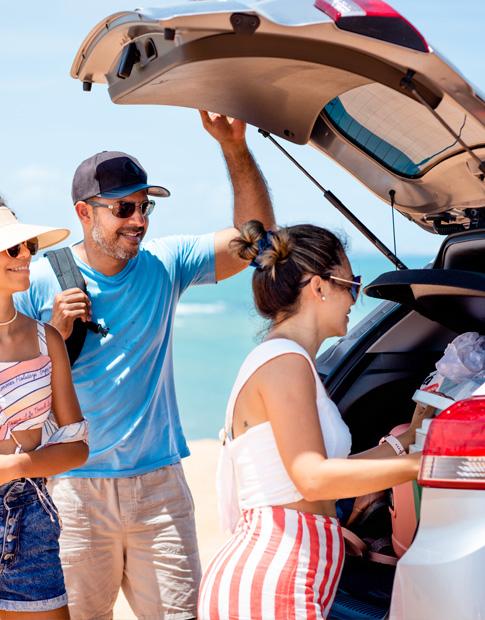 Agero - Summer family unloading vehicle at beach